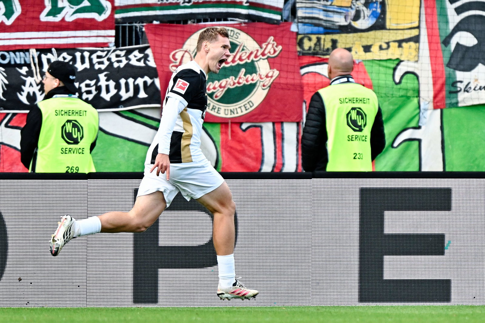 Torschütze Lasse Günther jubelt nach dem 2:0.