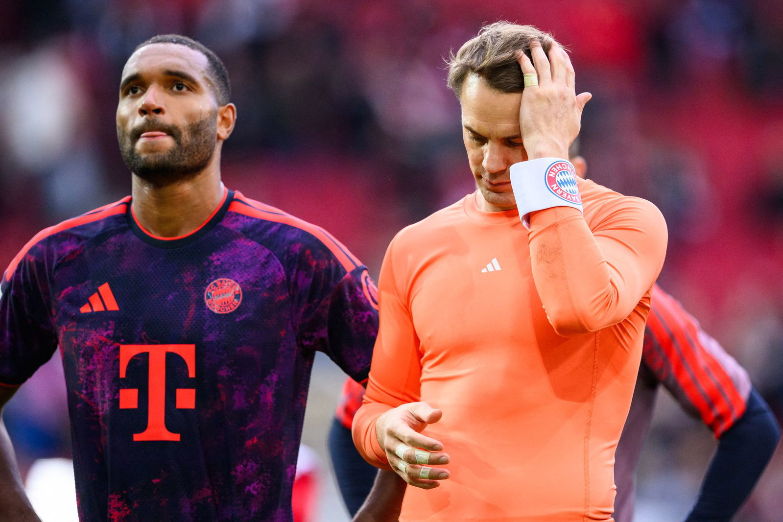 Manuel Neuer (r) nach dem Spiel und seinem heftigen Patzer in Augsburg.
