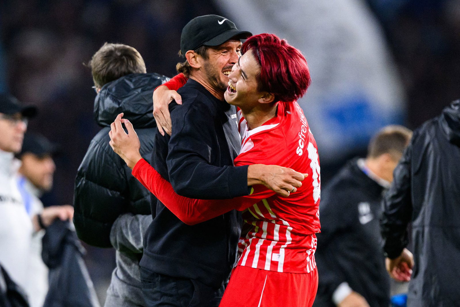 Trainer Julian Schuster und Siegtorschütze Keisuke Goto jubeln gemeinsam.