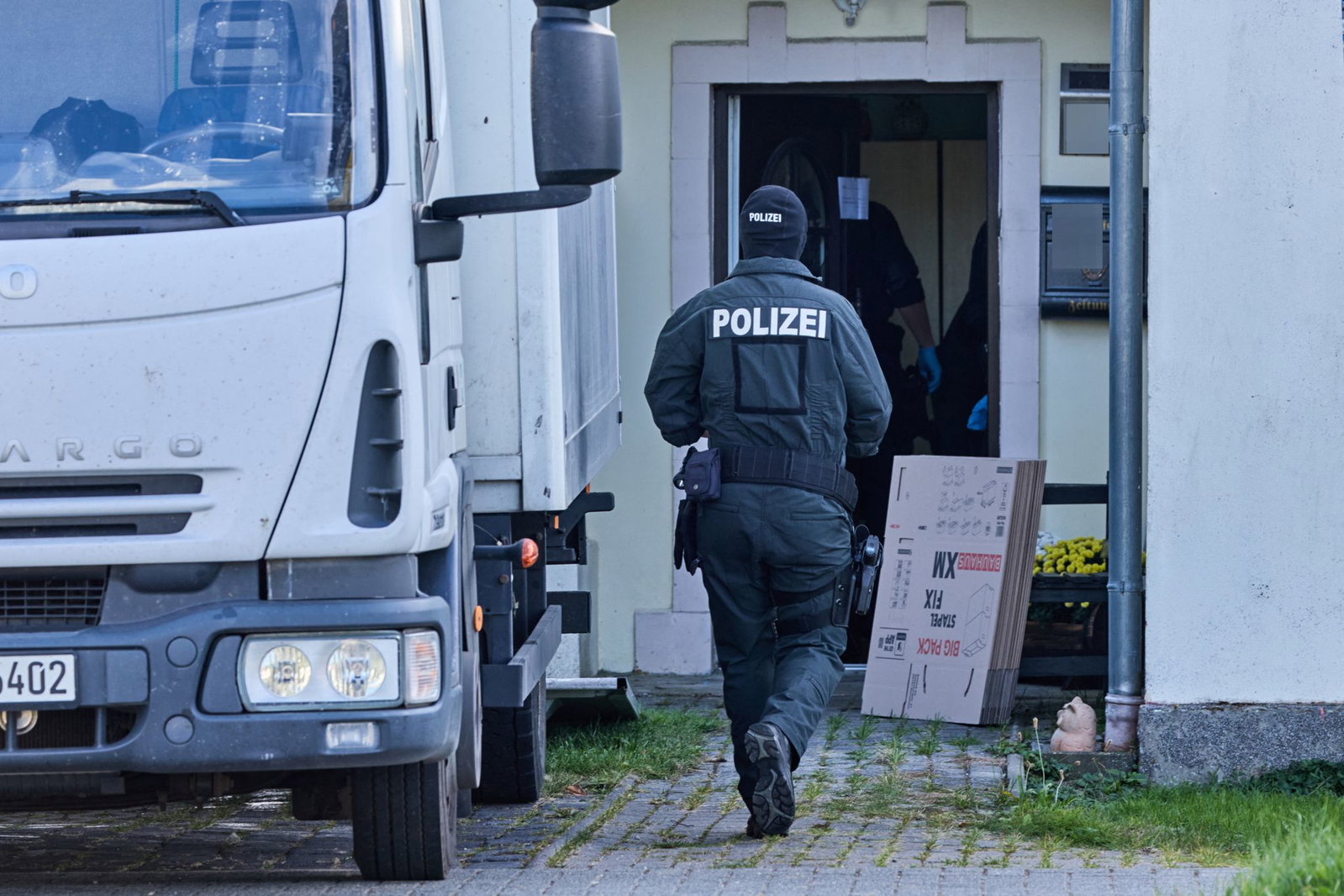 Im Rahmen von Ermittlungen zur mutmaßlichen Verbreitung von Nazi-Musik durchsuchen zahlreiche Polizisten Objekte.