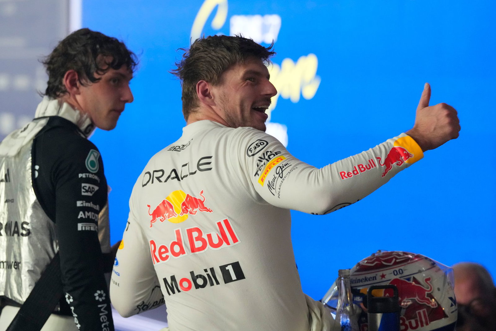 Max Verstappen war schon viermal Champion, Kimi Antonelli (l) dürfte es bald erstmals werden.