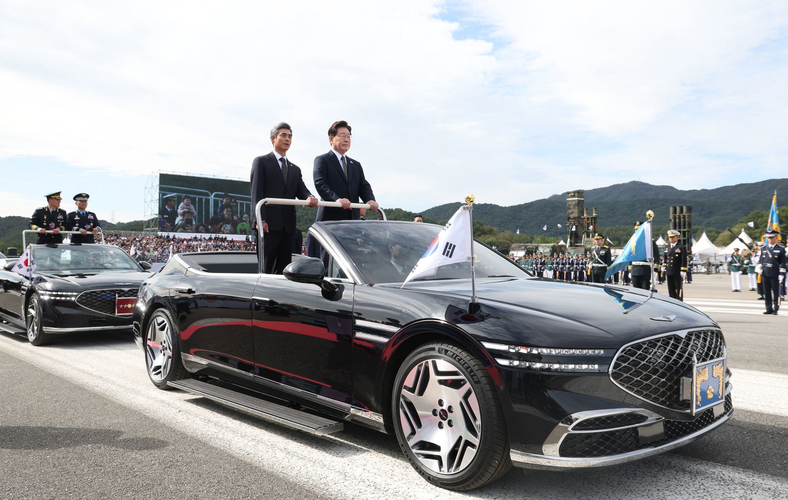 Südkoreas Präsident Lee Jae Myung (r) nimmt neben Verteidigungsminister Kang Shin Chul  an einer Truppenparade in der Militärbasis Gyeryongdae teil.