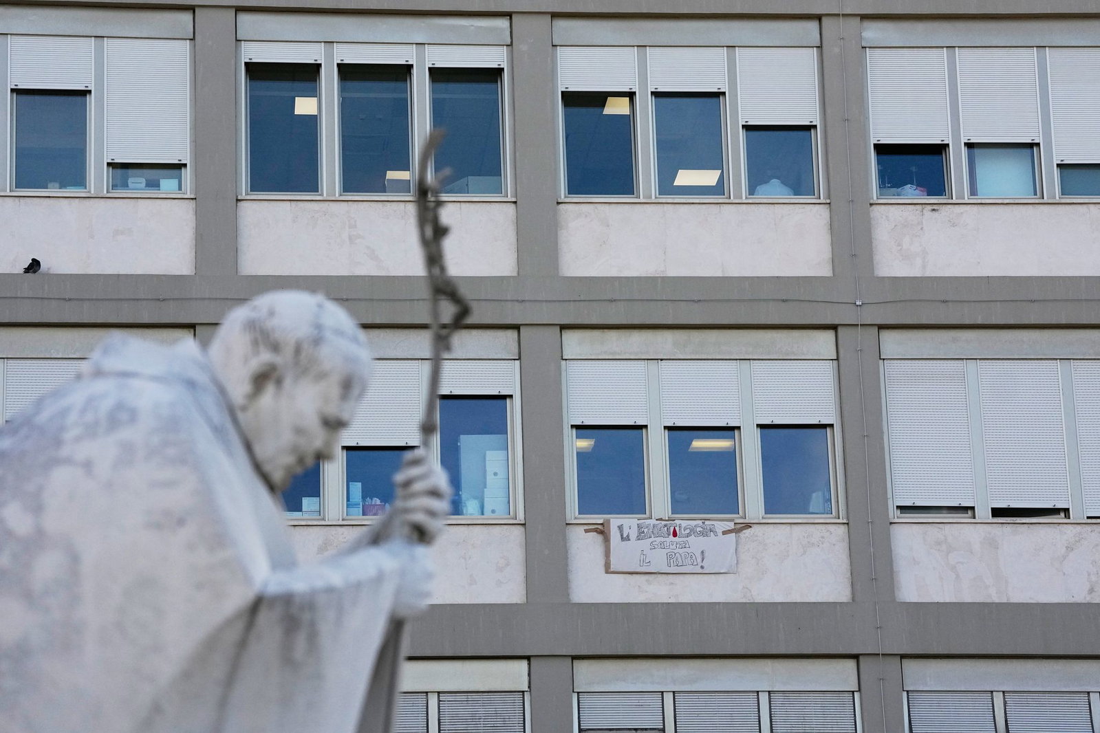 Nach der Operation an der Lunge des Papstes stehen wichtige Befunde noch aus. 