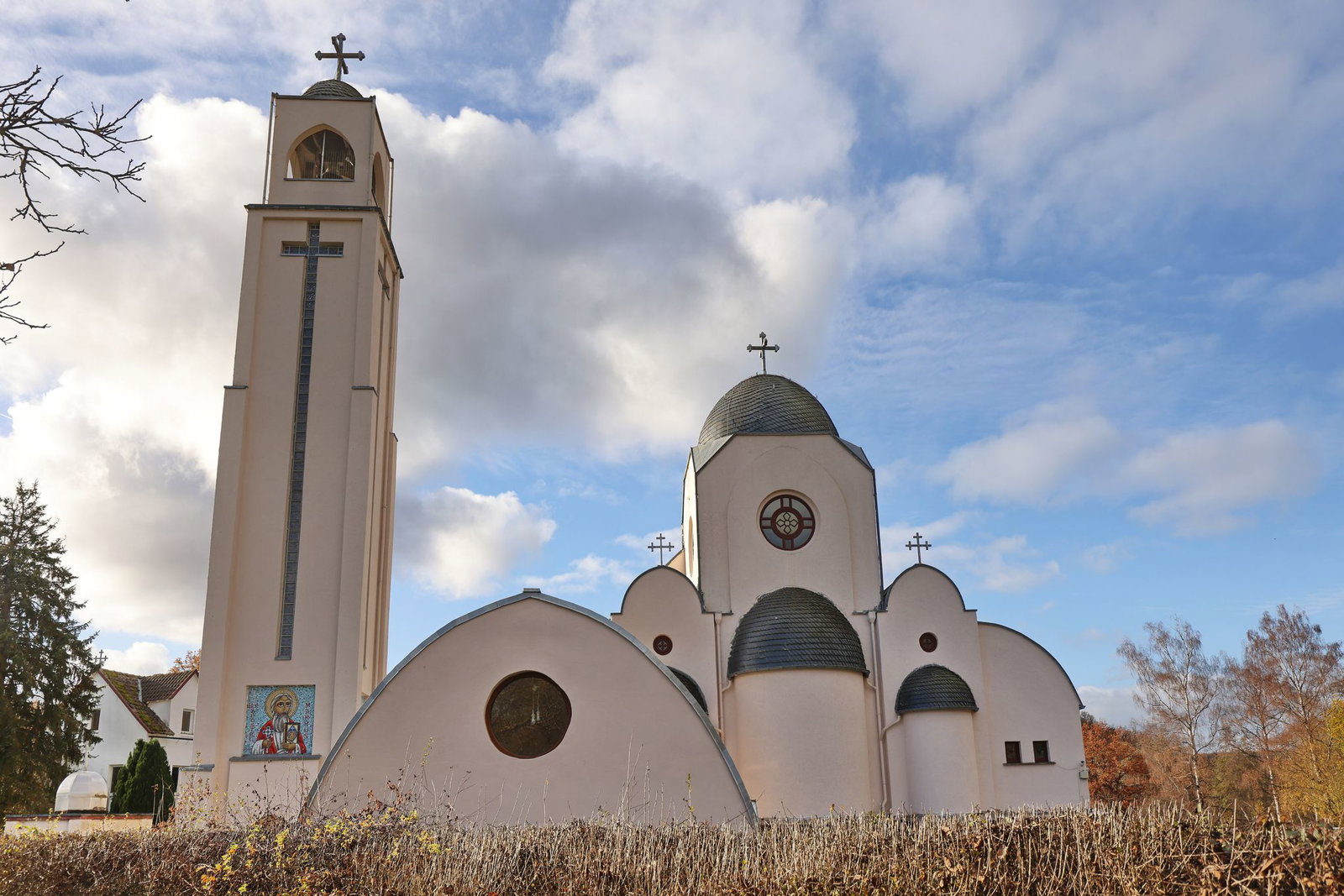 Vor dem koptisch-orthodoxen Kloster St. Antonius in Waldsolms wurde das drei Monate alte Baby des Paares gefunden - nun beginnt gegen den Vater. (Archivbild)