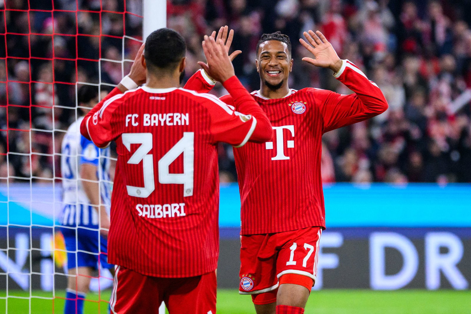 Torschützen unter sich: Michael Olise bedankt sich bei Ismael Saibari (l) nach dem 1:0. 
