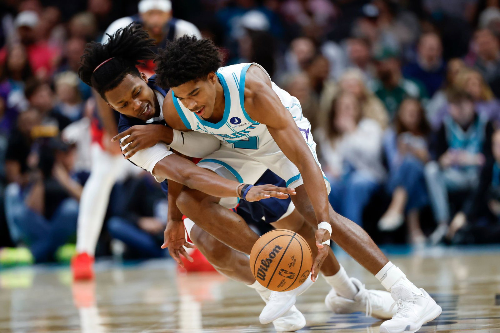 Christian Anderson (r.) spielt seine erste Saison in der NBA.