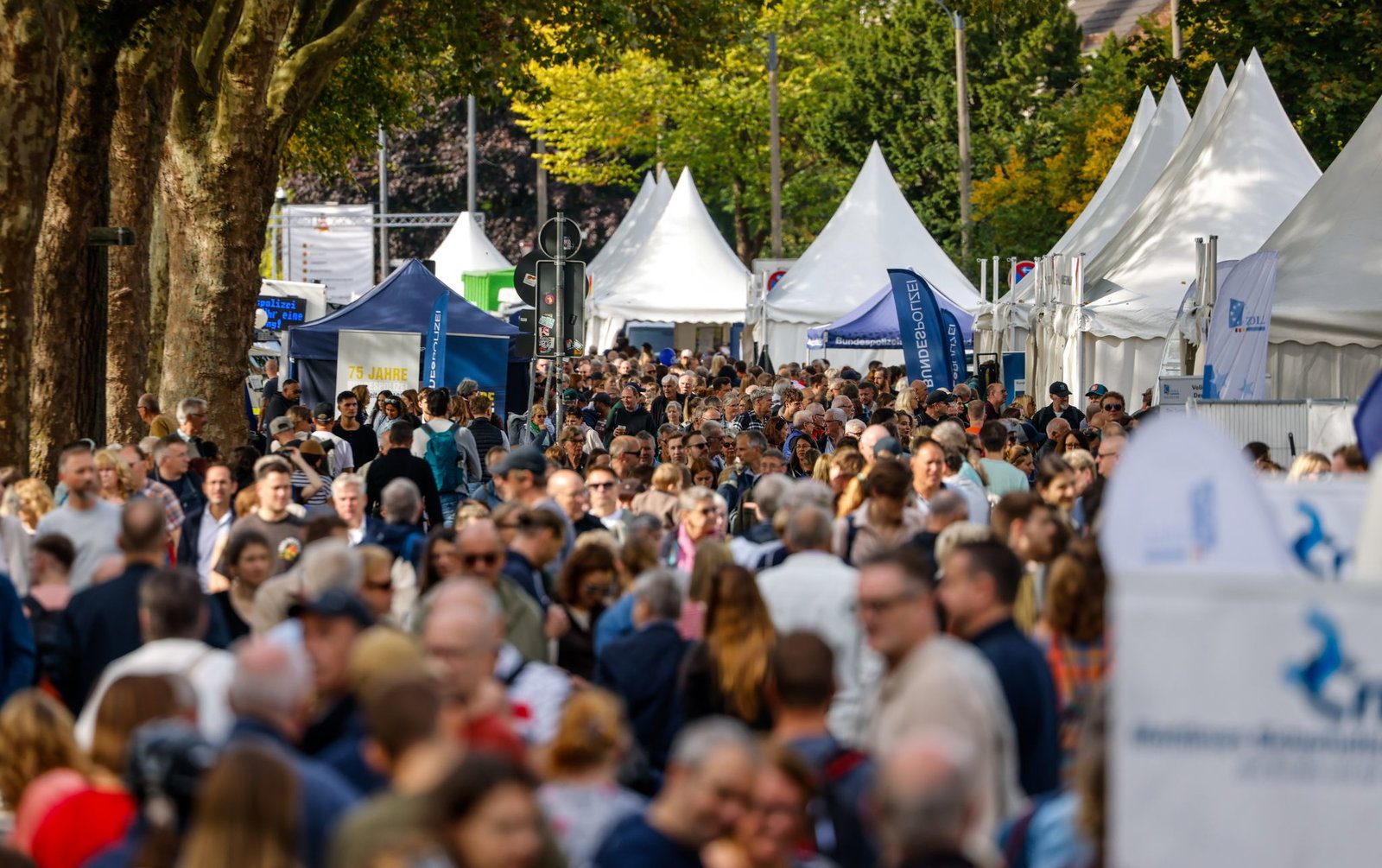 Hunderttausende Menschen haben den Tag der Deutschen Einheit in Bremen gefeiert. 