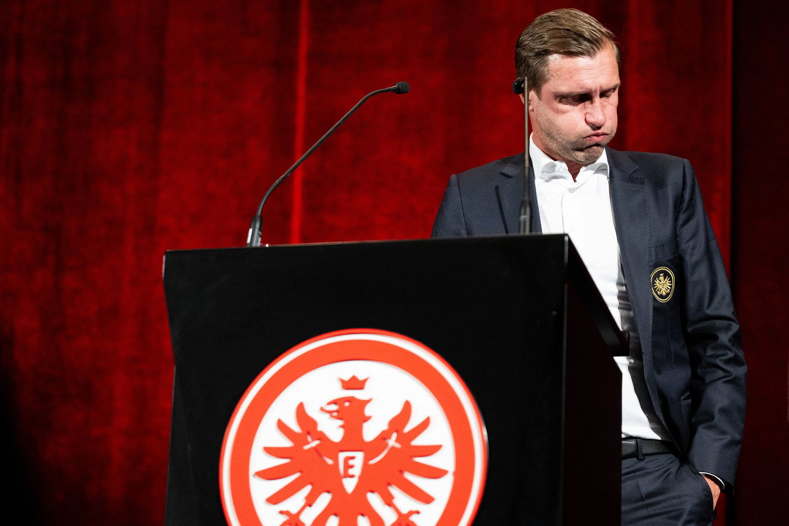Markus Krösche hat sich auf der Mitgliederversammlung von Eintracht Frankfurt mit einer emotionalen Rede verabschiedet. 