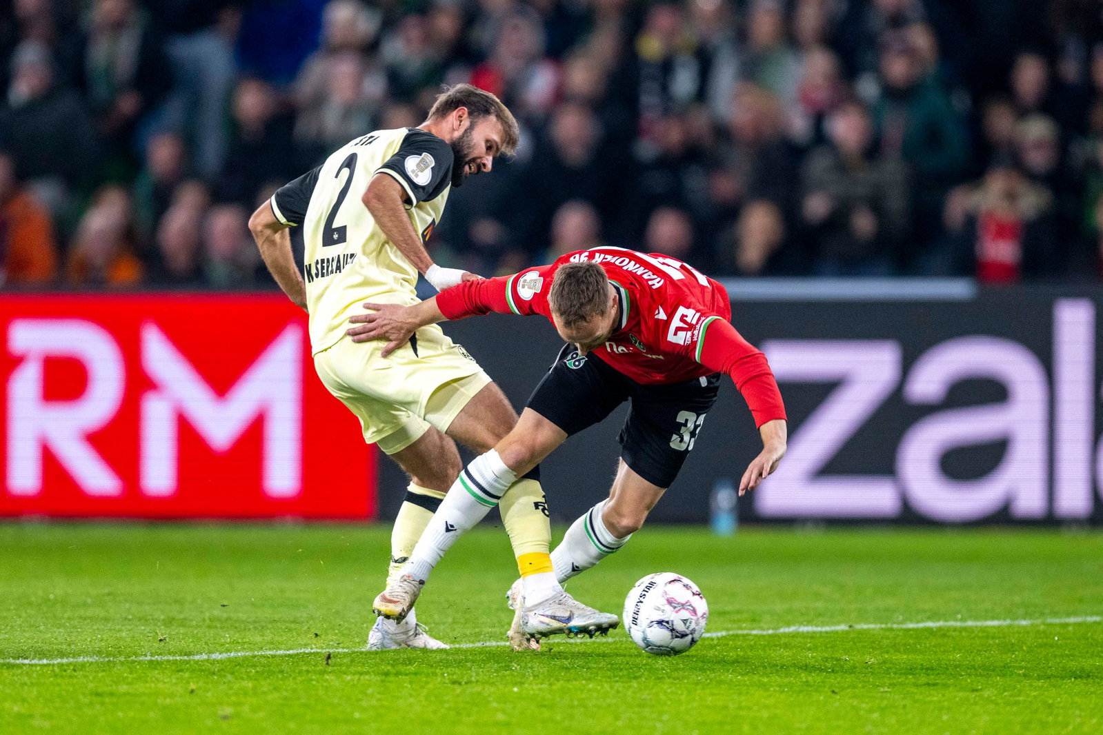 Im Zweikampf: Simon Asta vom 1. FC Kaiserslautern (l) und Maurice Neubauer von Hannover 96. 