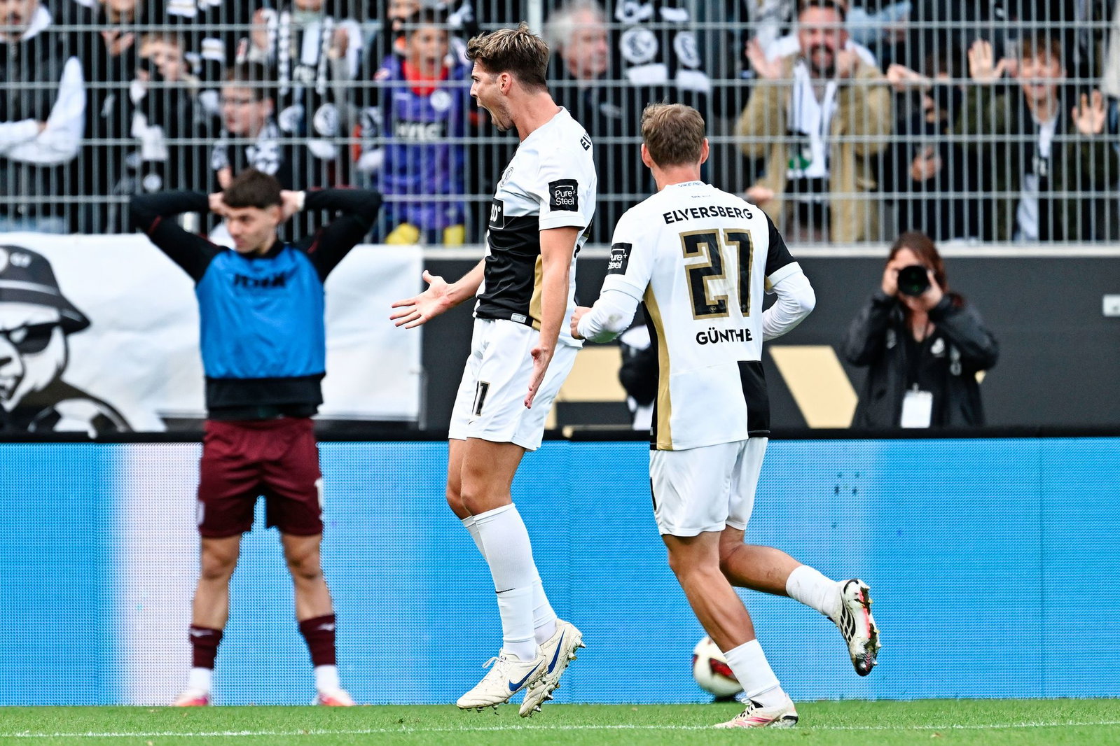Maximilian Rohr (l) jubelt über sein Tor zum 3:0 für Elversberg