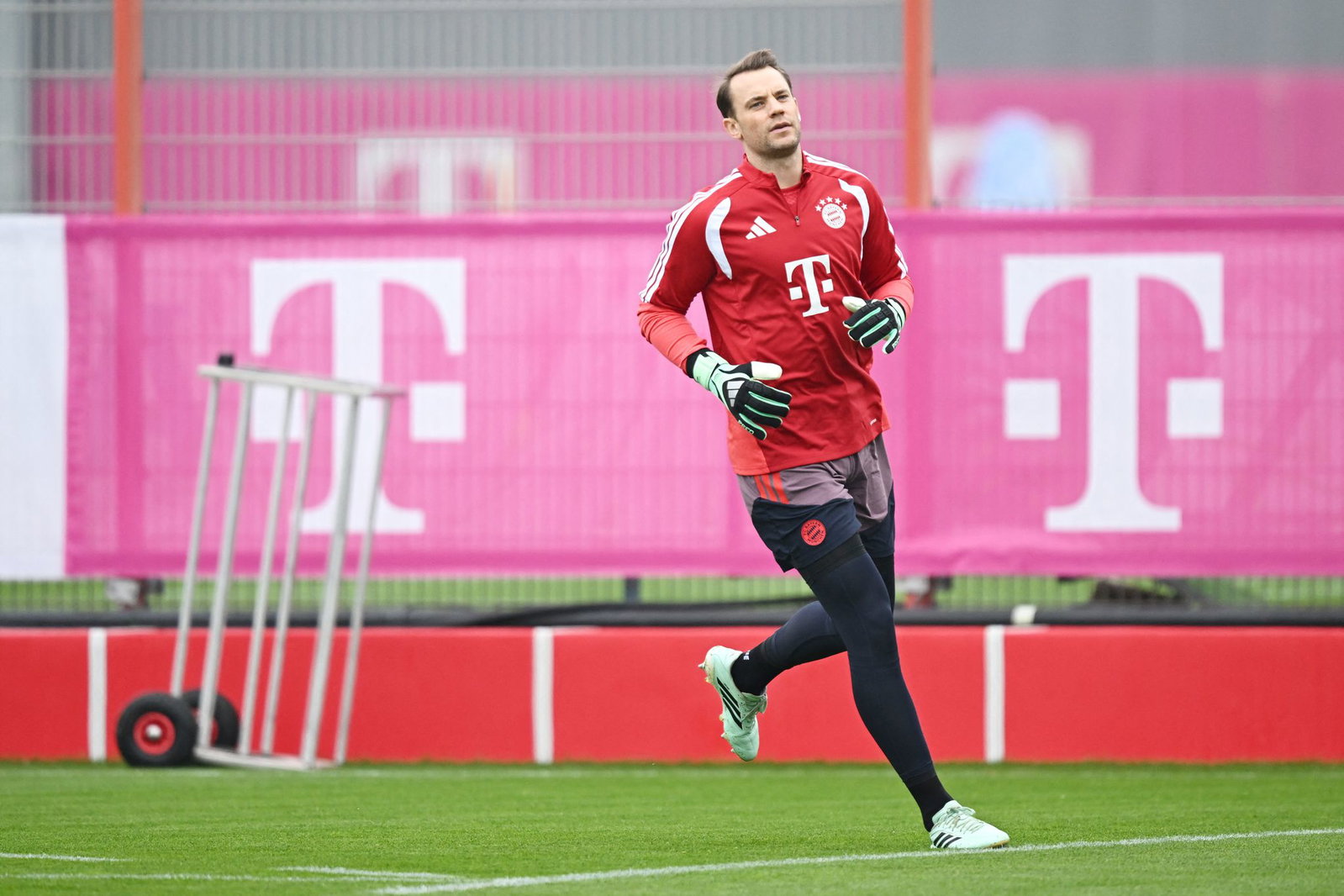 Warmlaufen für Arsenal: Manuel Neuer.