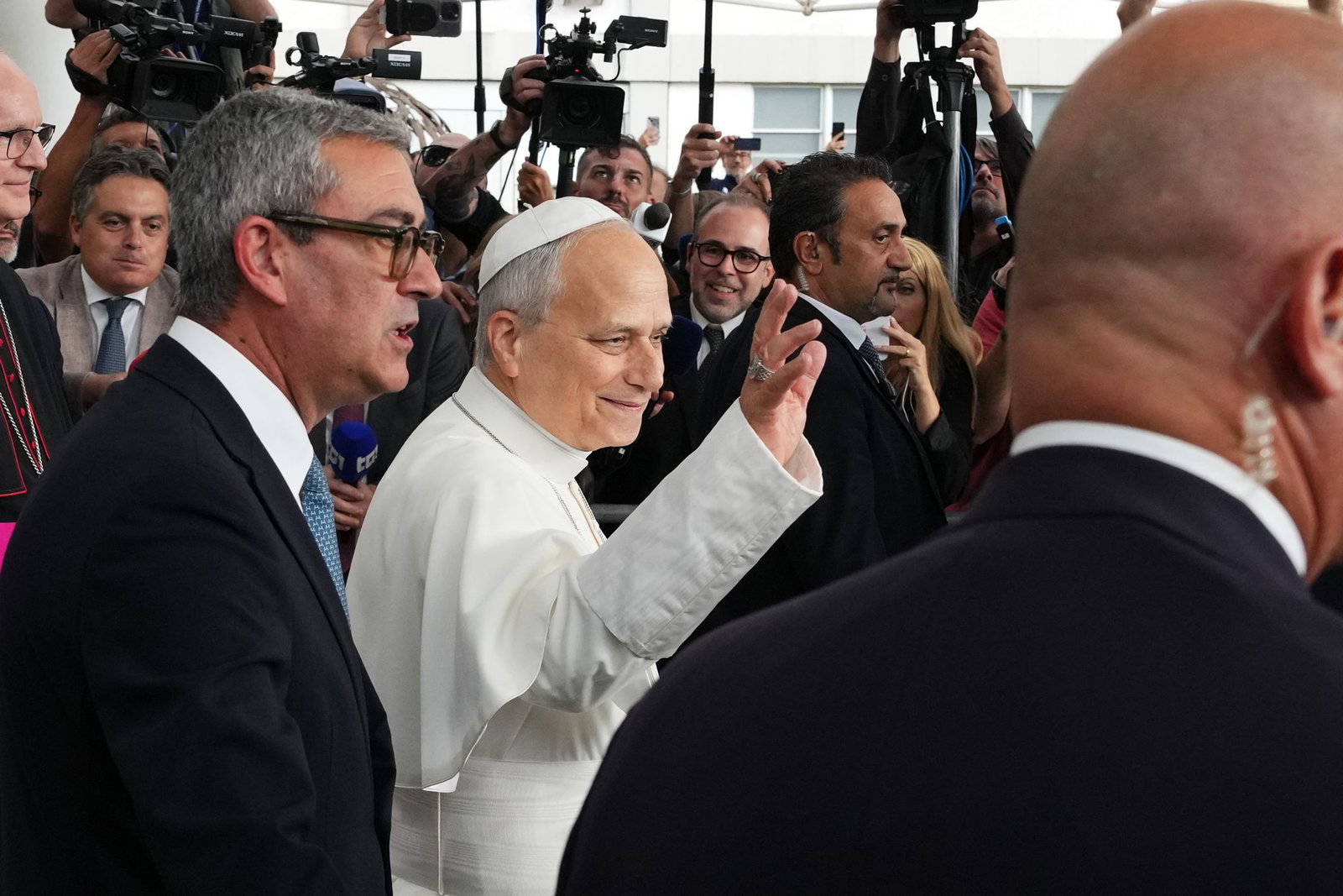 Der Papst hat nach seiner Krebsoperation das Krankenhaus in Rom wieder verlassen können.