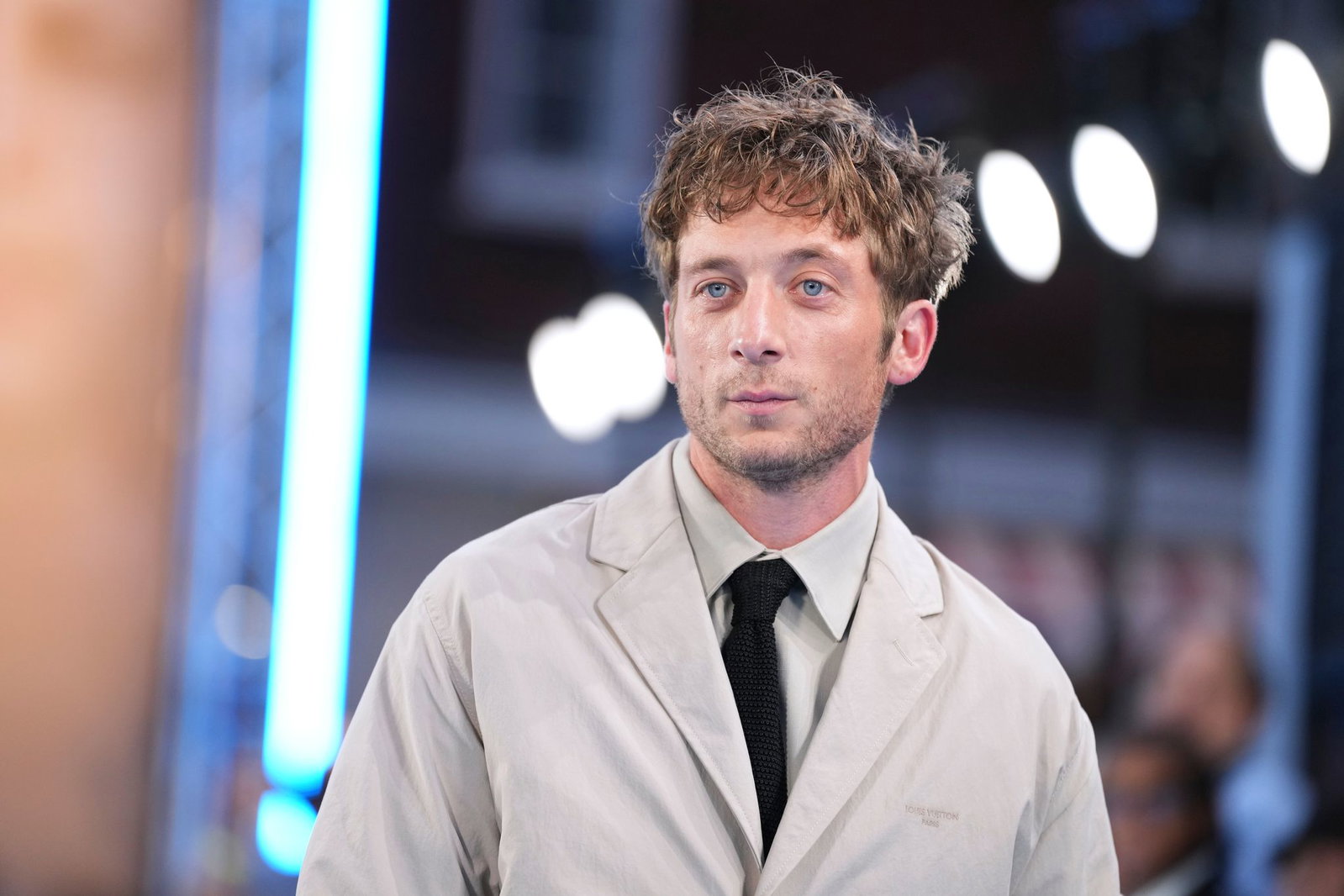 Jeremy Allen White spielt in dem Film einen Journalisten, der unbekannte Details über Facebook ans Licht bringt. 