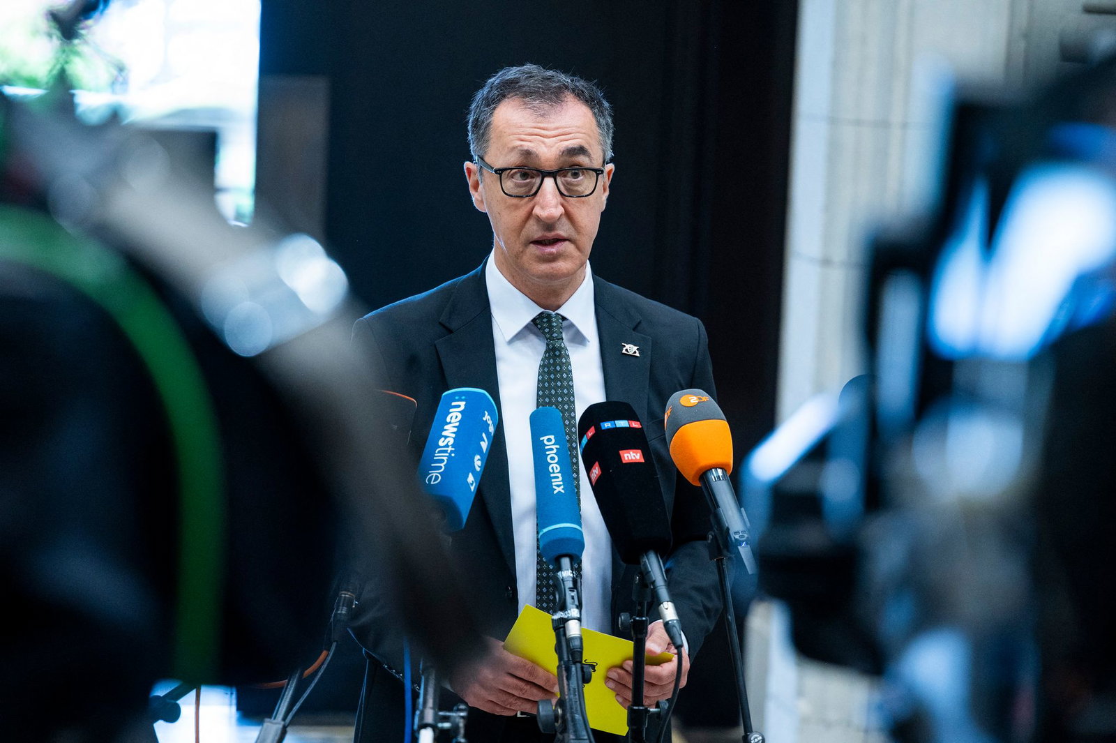Cem Özdemir, Ministerpräsident von Baden-Württemberg, spricht im Bundesrat vor Medienvertretern. (Archivbild)