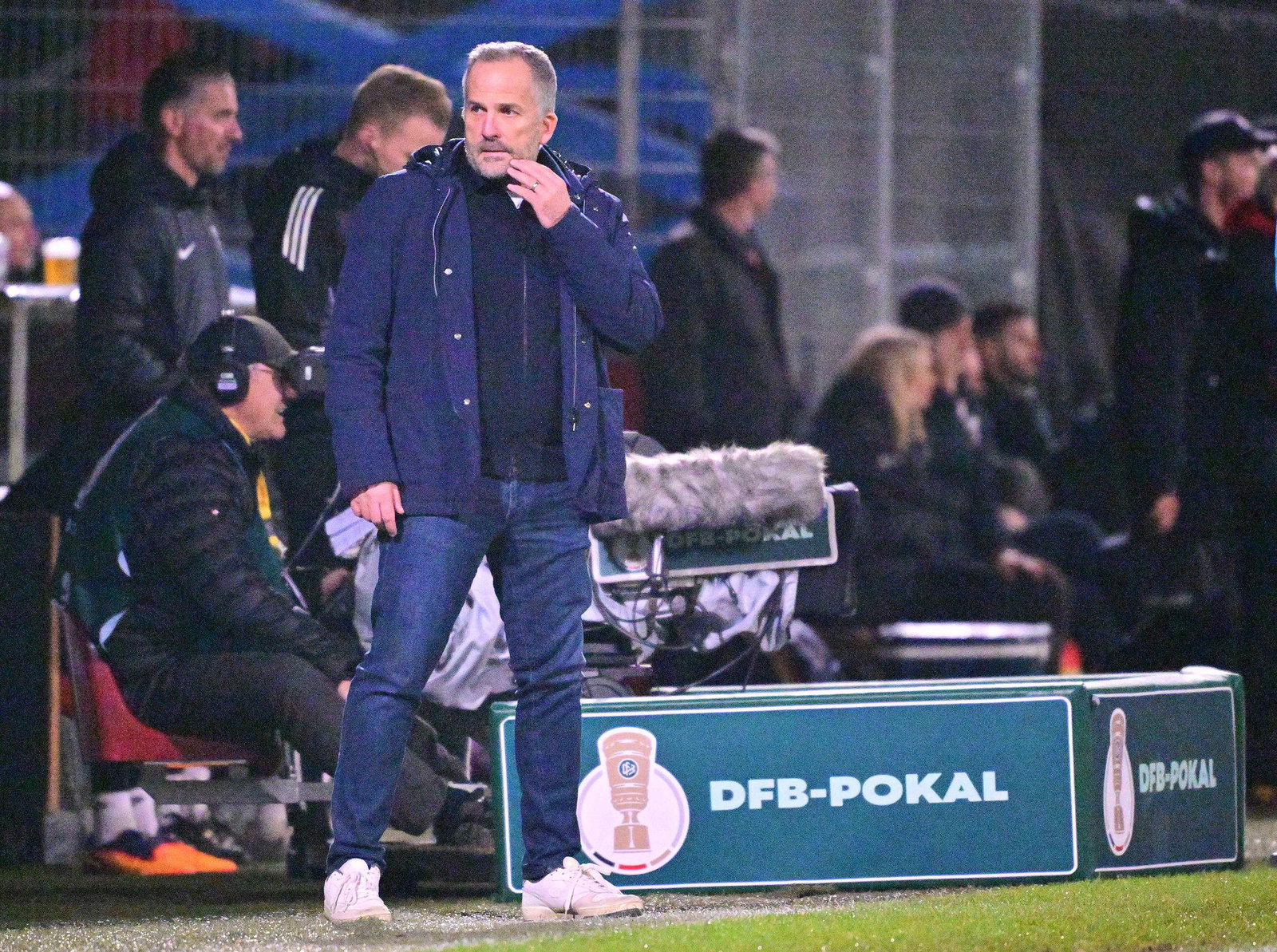 Der FCA und Trainer Manuel Baum mussten auch kritische Phasen überstehen.