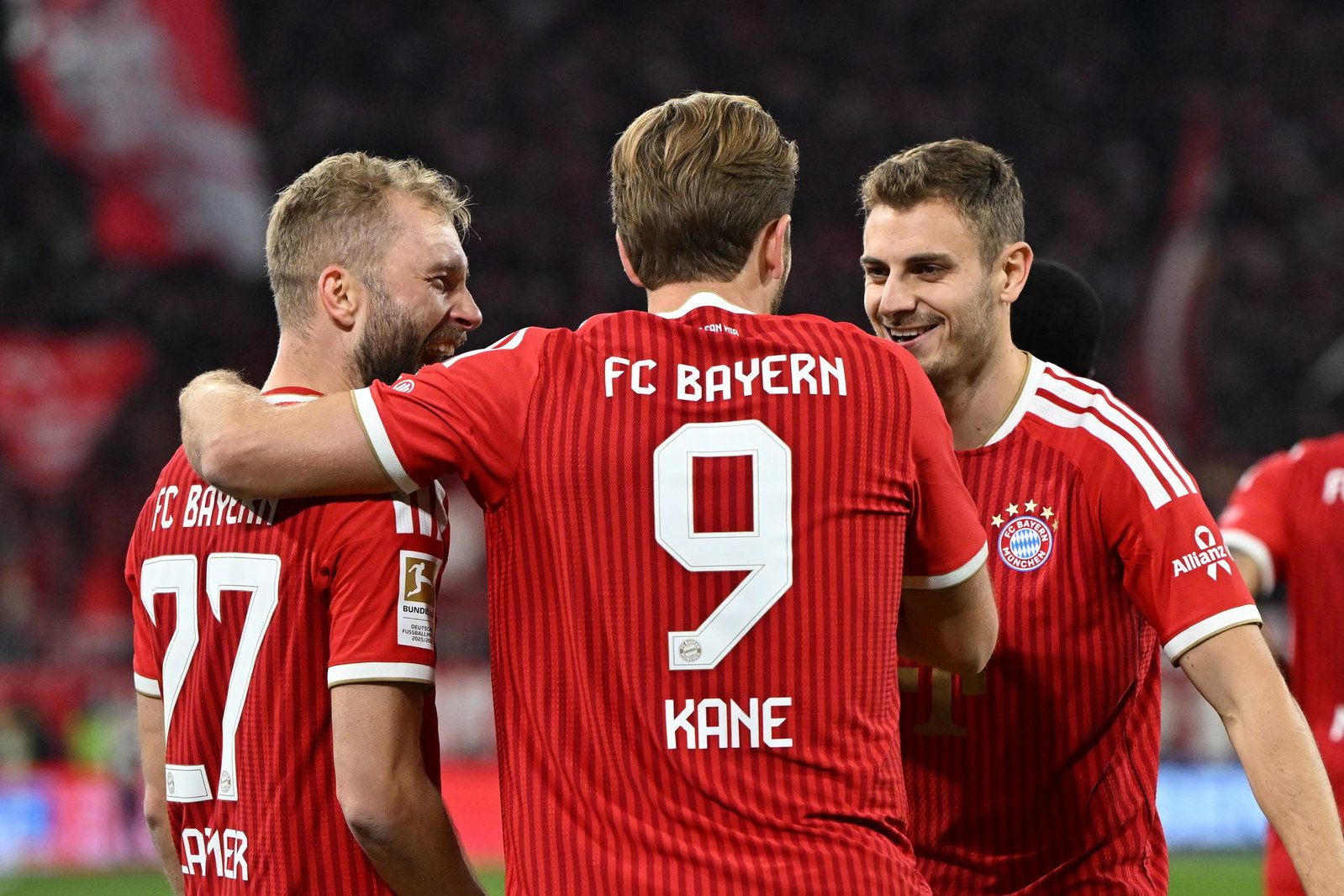 Torschütze Konrad Laimer (l) und seine Kollegen bejubeln das 1:0.