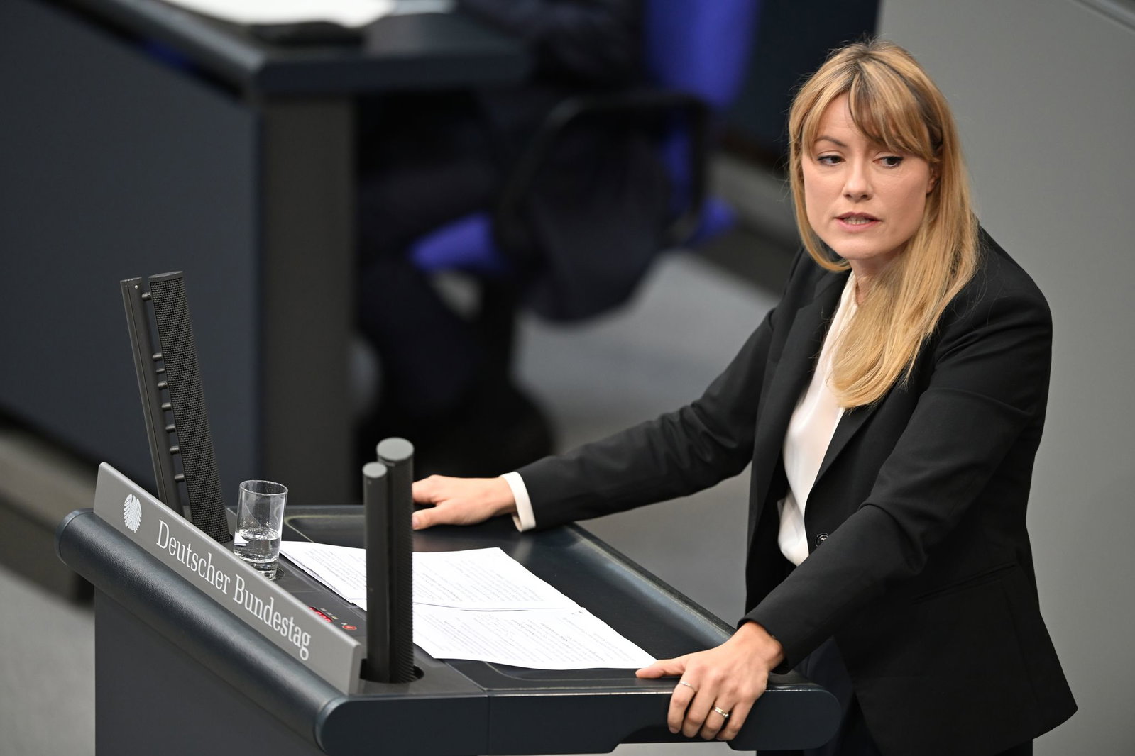 Clara Bünger kümmert sich in der Linksfraktion unter anderem um Fragen von Asyl- und Flüchtlingsschutz. (Archivfoto)