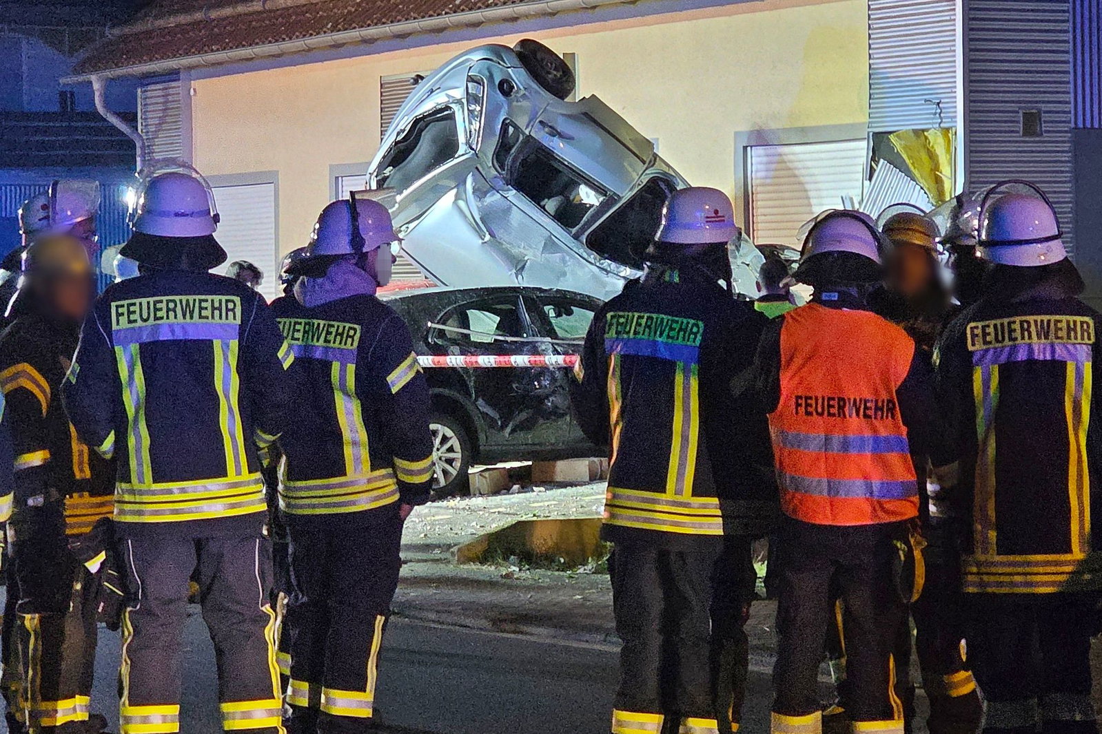 Auto prallt gegen Haus und überschlägt sich - zwei Schwerverletzte. 
