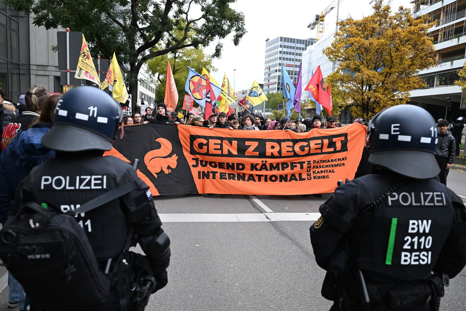 Der Demozug ist in Stuttgart unterwegs.