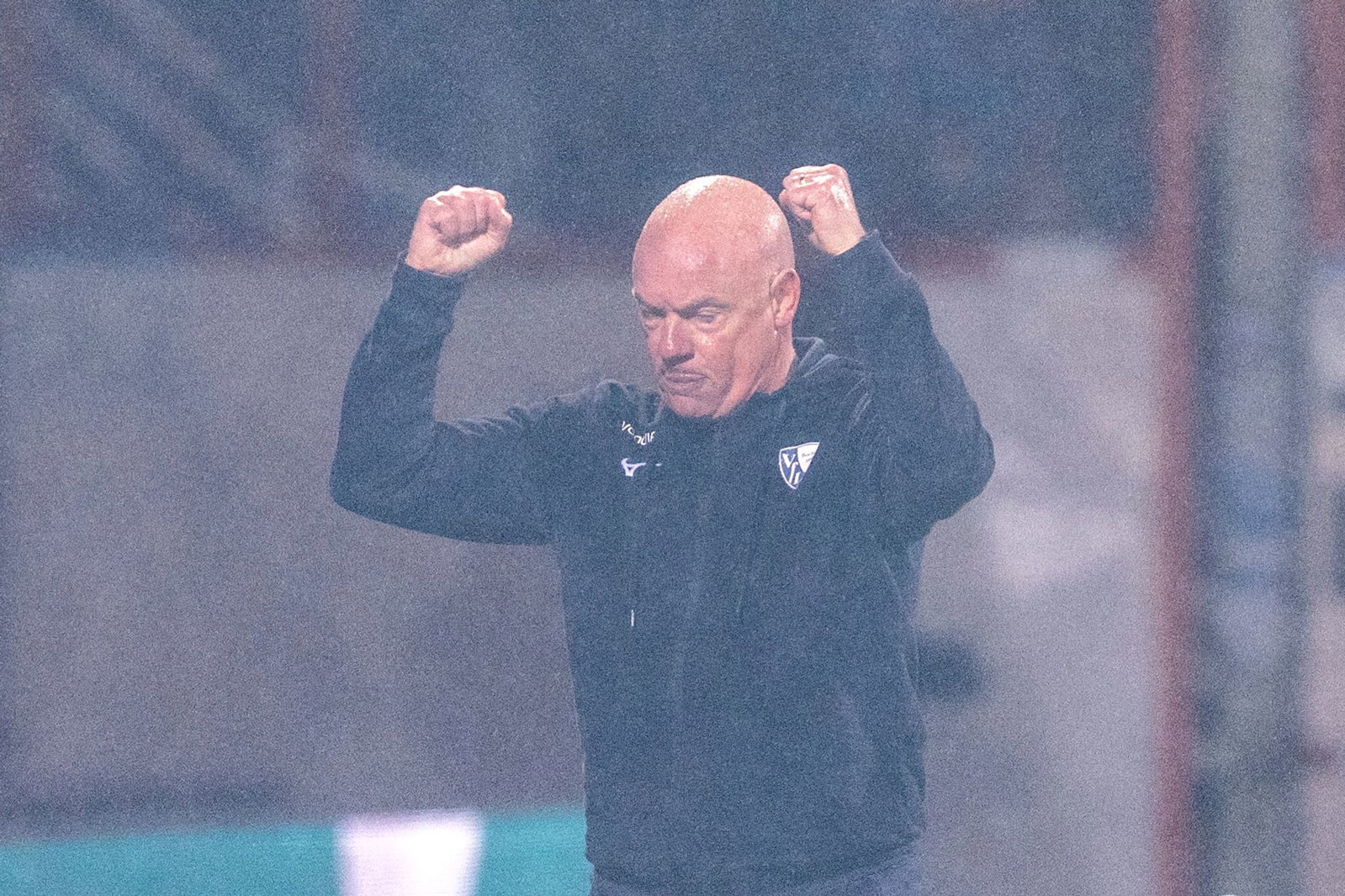 Uwe Rösler jubelt über den Schlusspfiff beim 2:0-Pokalerfolg.