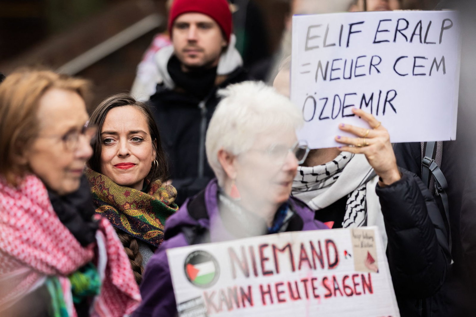 Die umstrittene Linke-Abgeordnete Vanessa Emde nahm an einer Kundgebung gegen die Parteispitze teil.  