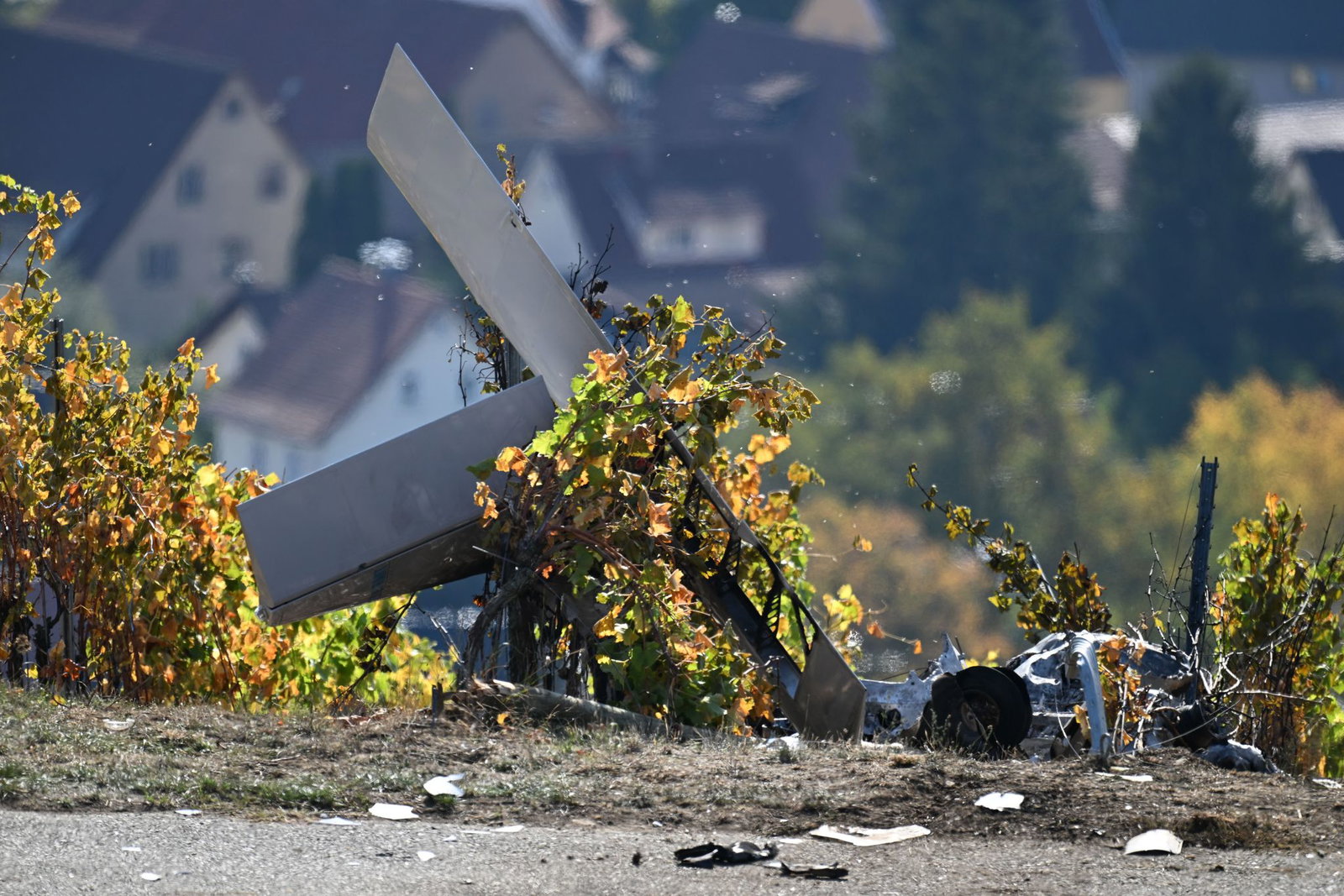 Das Flugzeug zerschellte in den Weinbergen.