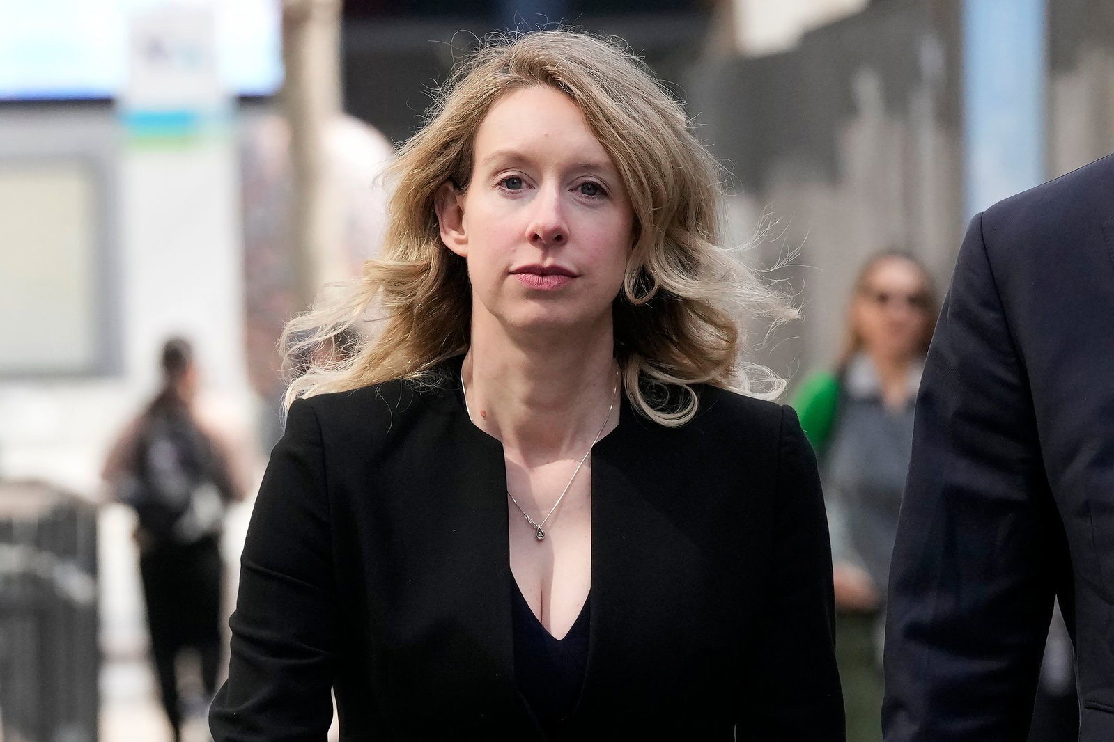 Die Filmemacher haben die ehemalige Theranos-Chefin in dem Monat vor Antritt ihrer Haftstrafe begleitet. (Archivbild)