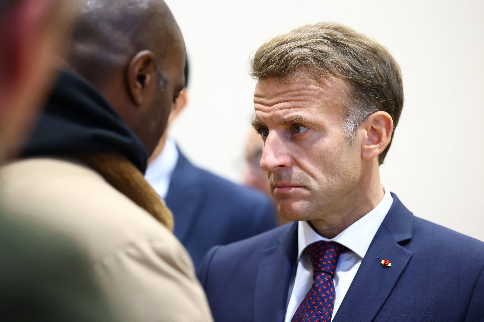 Ein rassistischer Terroranschlag erschüttert Frankreich mitten in der wegen der teils gewalttätigen Sozialproteste bereits angespannten Lage.