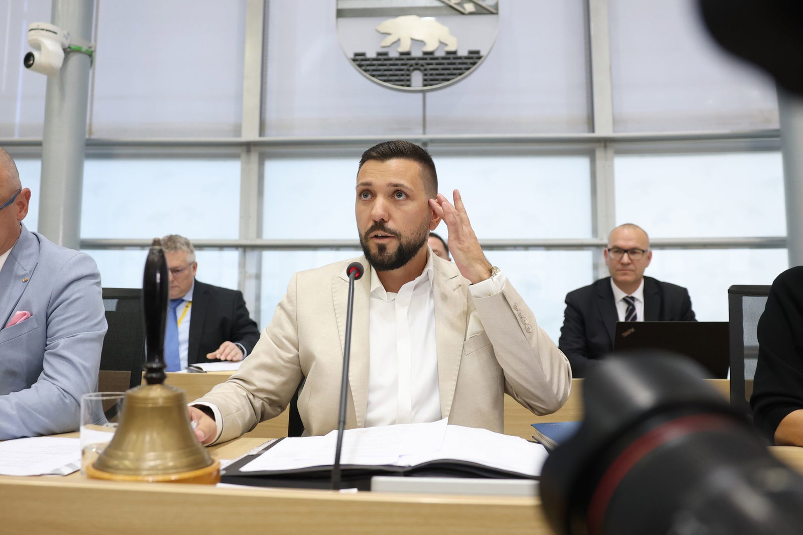 Der neugewählte Landtagspräsident Tobias Rausch (AfD) nimmt nach seiner Wahl vorn im Saal Platz.