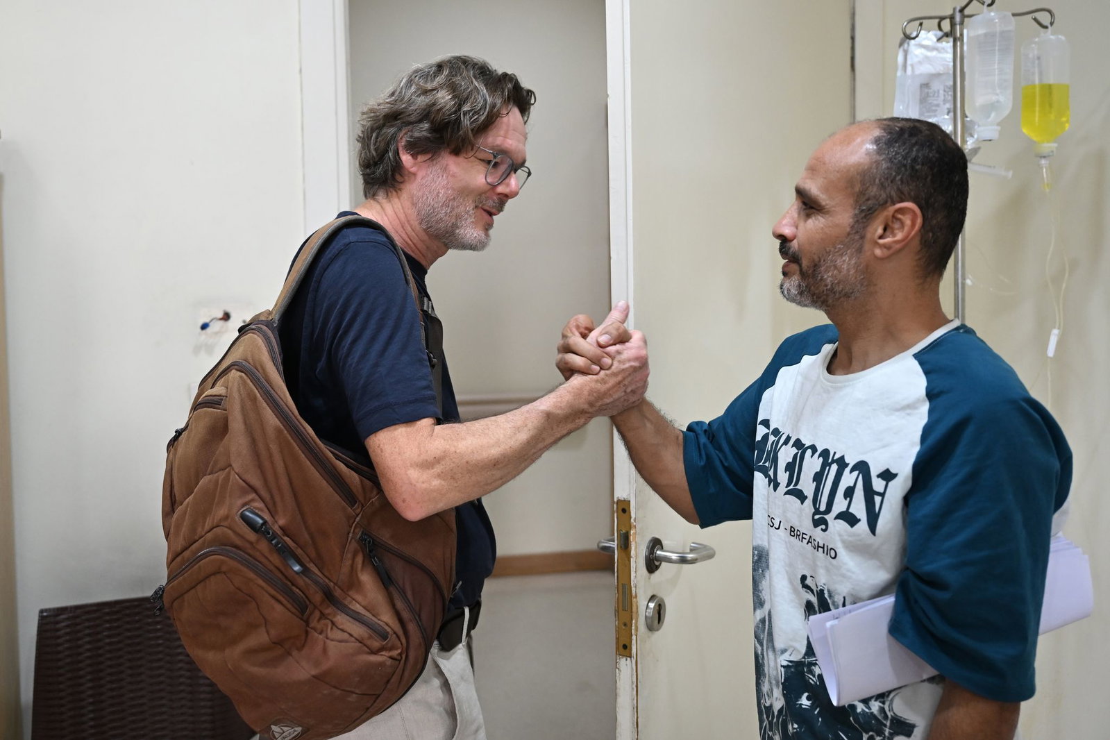Oliver Mohr (l), ehrenamtlicher Arzt bei Malteser International und Ahmeds Vater Ejad al-Chair (r), verabschieden sich. 