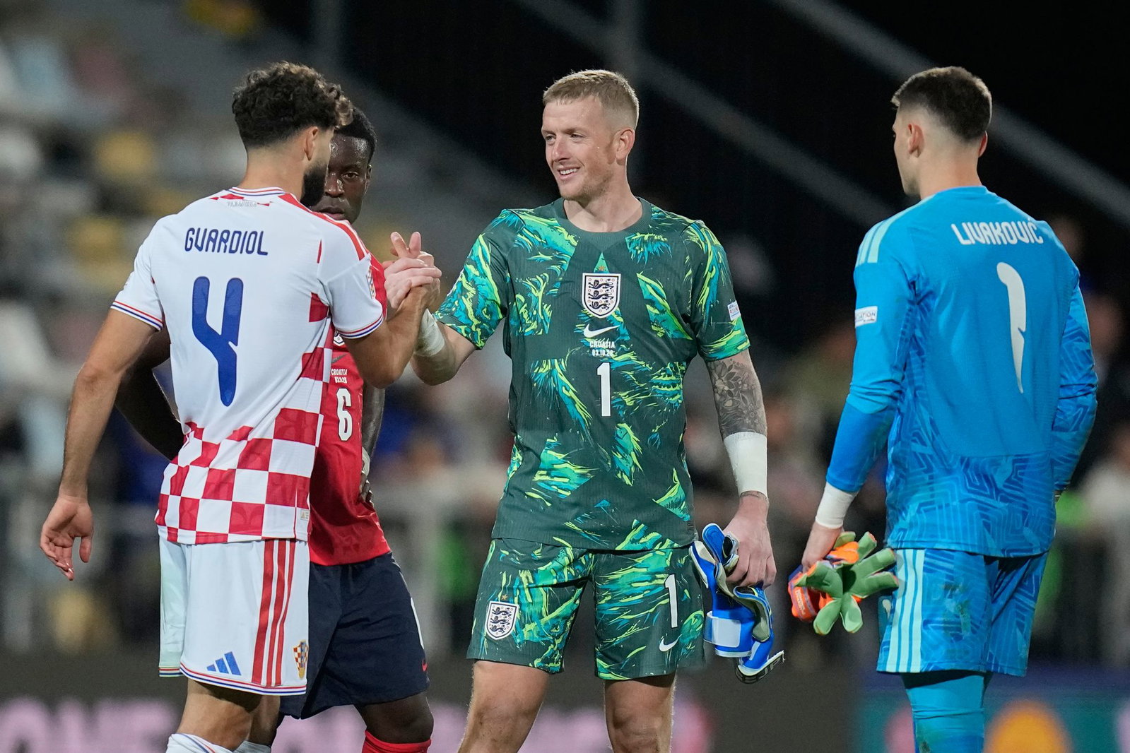 Jordan Pickford (M) muss sich vor Gericht verantworten.