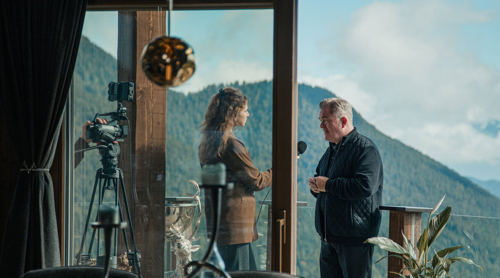 Reporterin Renner (Viktoria Castellano) interviewt den Investor Benedikt Renner (Cornelius Obonya).