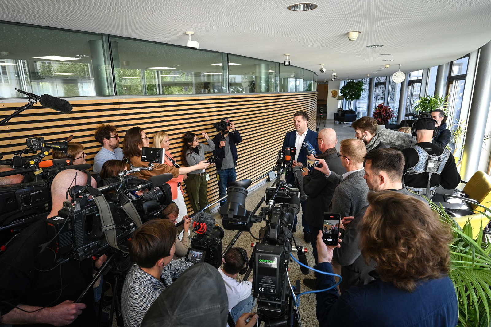 Das Medieninteresse im Landtag in Magdeburg ist groß. 
