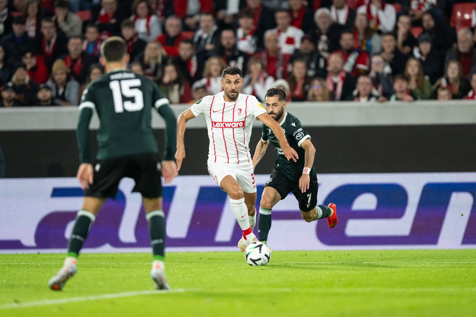 Goldenes Füßchen: Vincenzo Grifo (M) traf per Freistoß zum Freiburger 1:0.