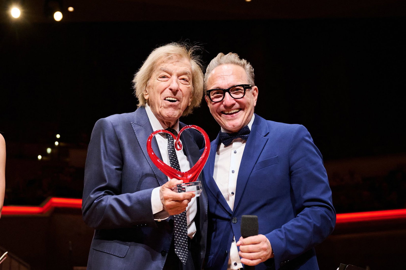 Der Geschäftsführer von Schlager Radio, Oliver Dunk, überreichte Bata Illic den Preis fürs Lebenswerk.