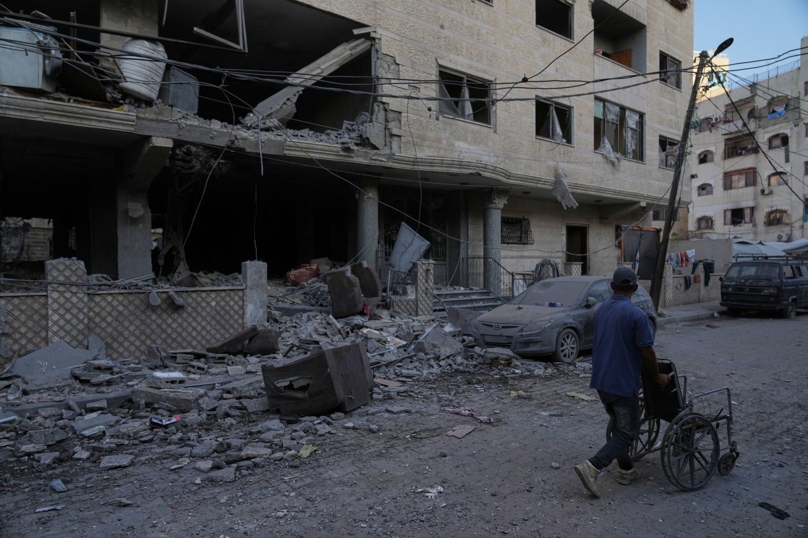 Bei dem israelischen Luftangriff auf einen Hamas-Führer wurden nach Angaben von Rettungskräften mindestens fünf Palästinenser getötet. 