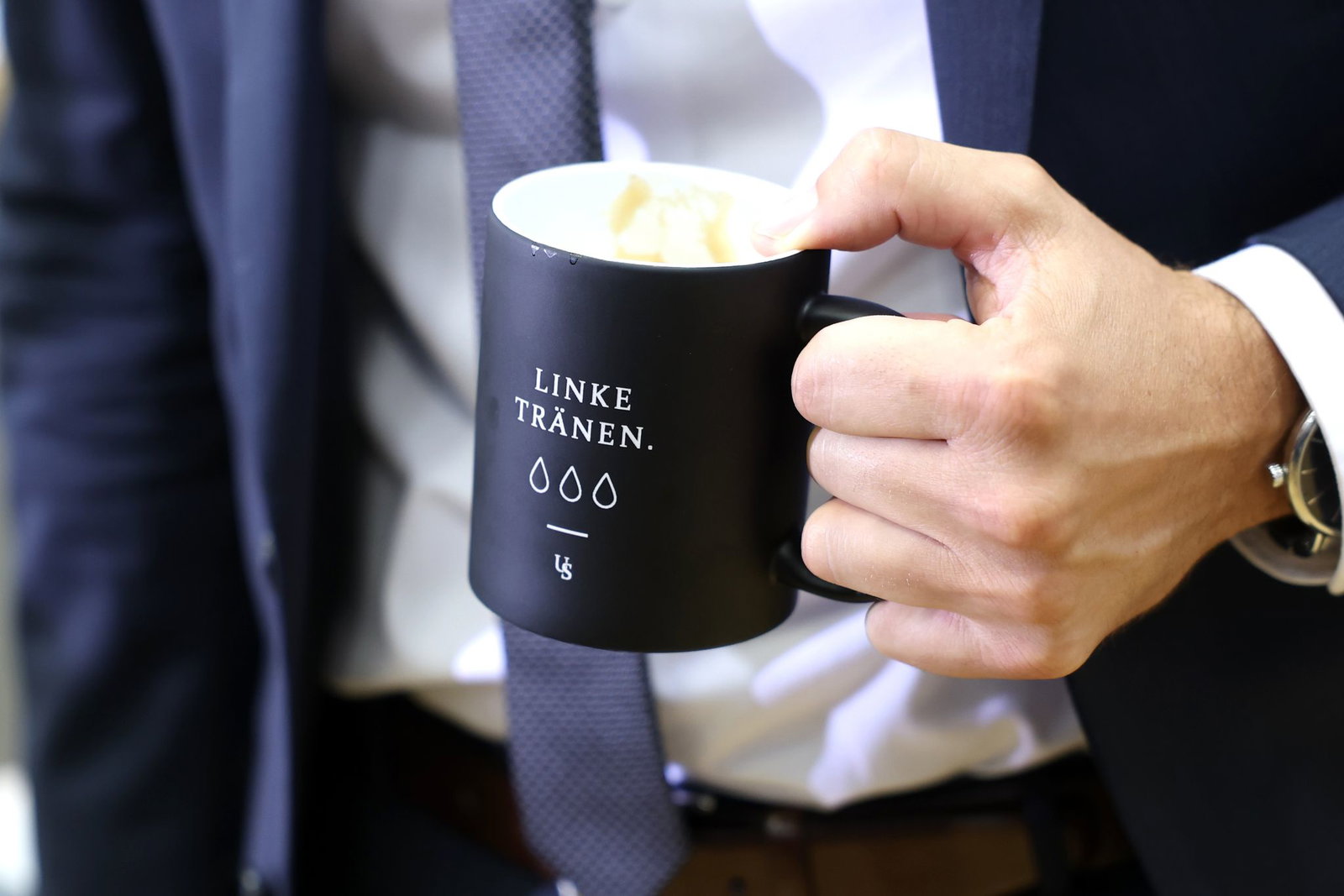 «Linke Tränen» steht auf einer Tasse, mit der Ulrich Siegmund (AfD) zur konstituierenden Sitzung des Landtags von Sachsen-Anhalt kommt.