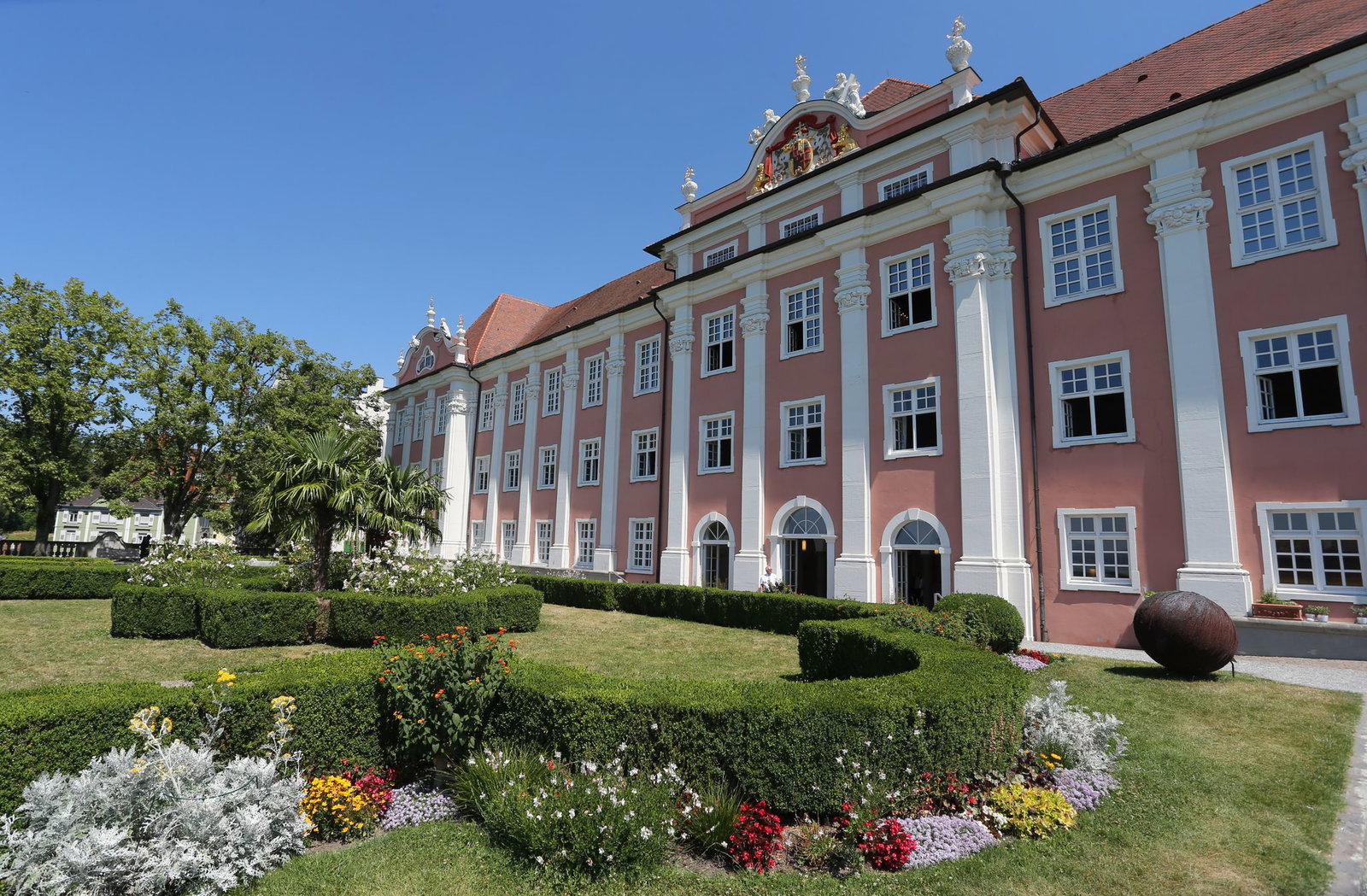 Das Schloss liegt am Bodensee.  