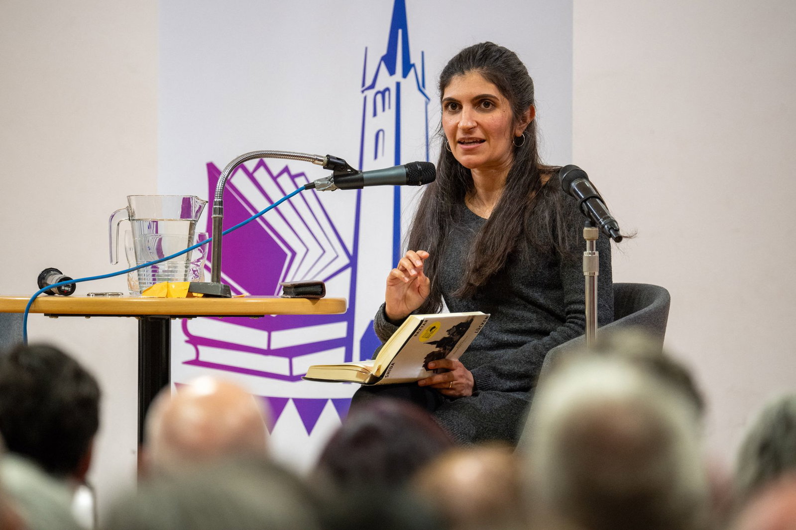 Shida Bazyar freute sich, in Hermeskeil bekannte Gesichter zu sehen.