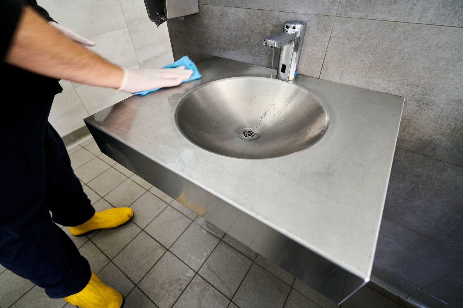 Zweimal am Tag wird der Sanitärbereich an der Raststätte geputzt.