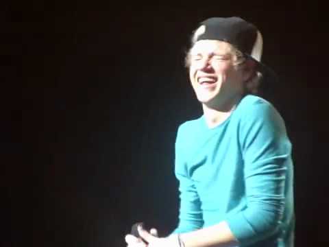 Niall and Louis drunk and conga line