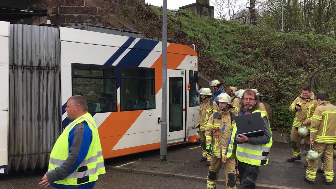 Lkw kollidiert mit Straßenbahn in Mannheim-Neuostheim