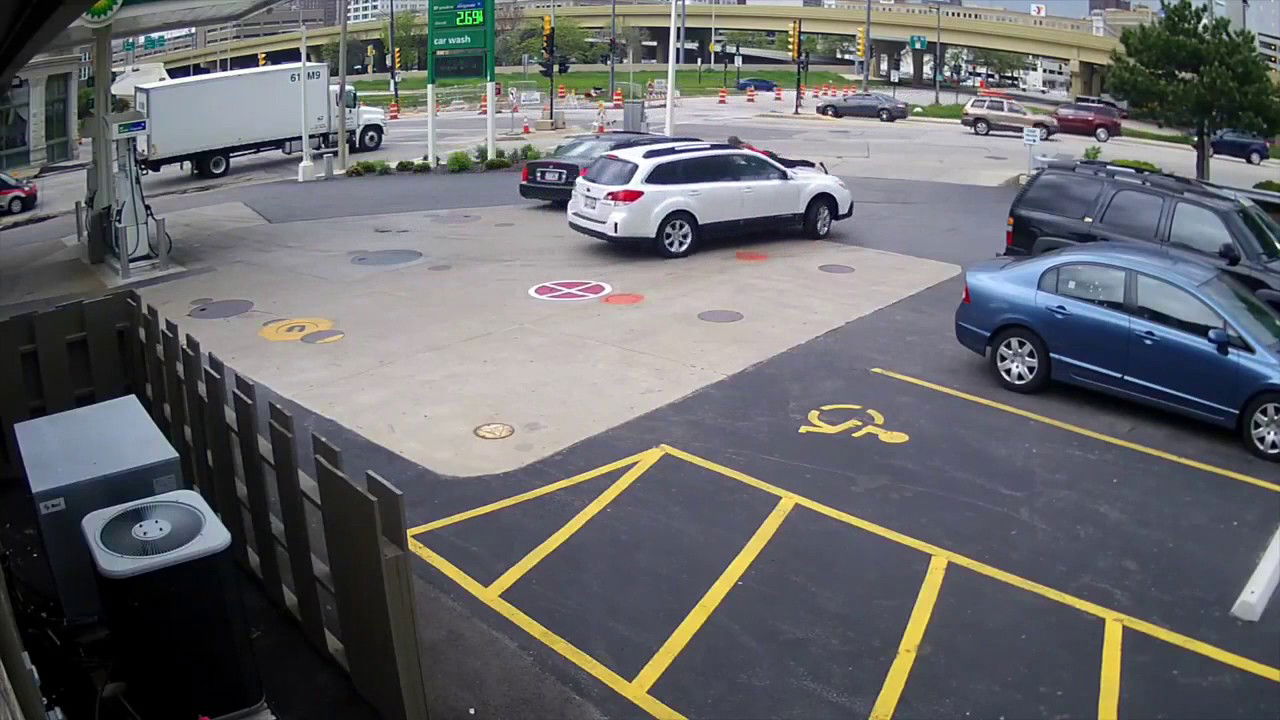 Milwaukee woman jumps on top of her car to stop thieves