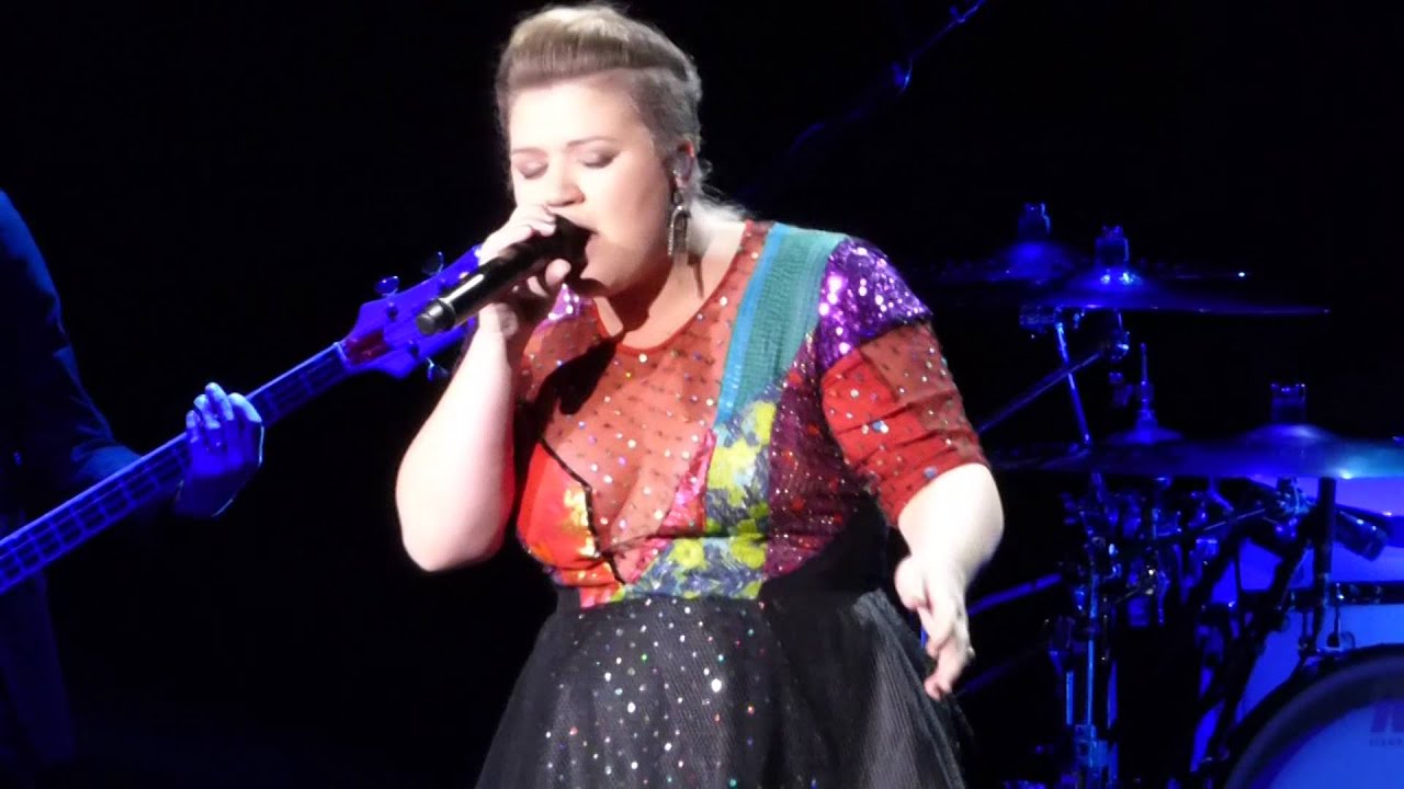Kelly Clarkson singing fan request Blank Space by Taylor Swift in Toronto