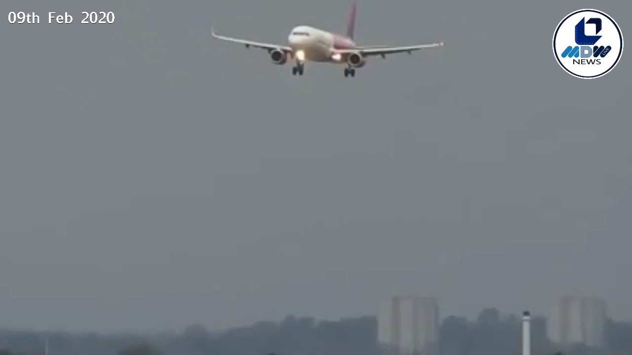 Video|#UK Terrifying moment when a WizzAir plane lands at Birmingham Airport during #StormCiara