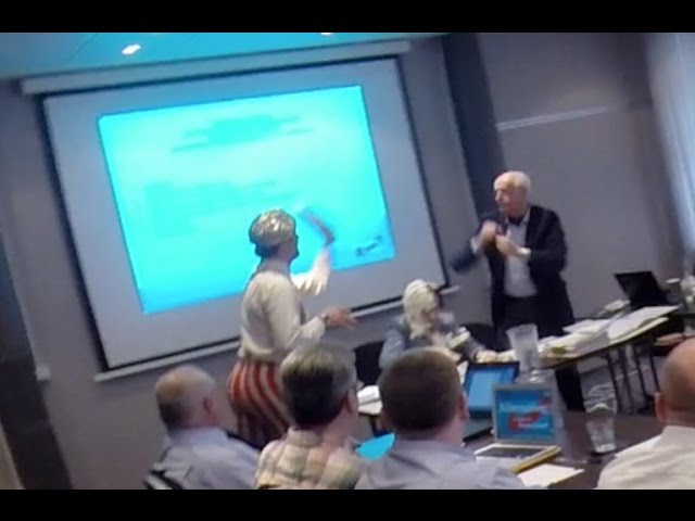 Tortaler Krieg gegen die AfD: Beatrix von Storch getortet