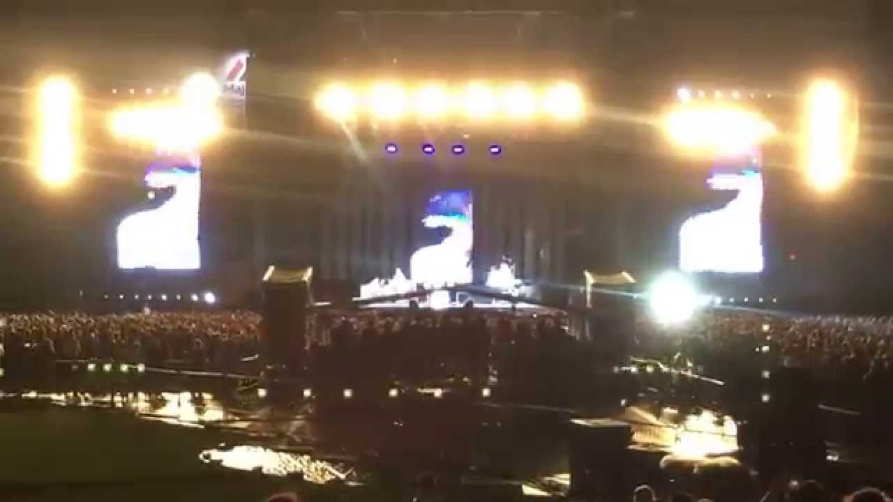 Dave Grohl of Foo Fighters has his doctor sing Seven Nation Army 