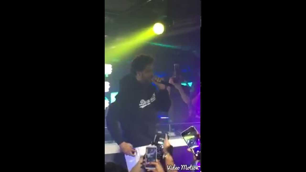 J. Cole wird mit einem Handy beworfen