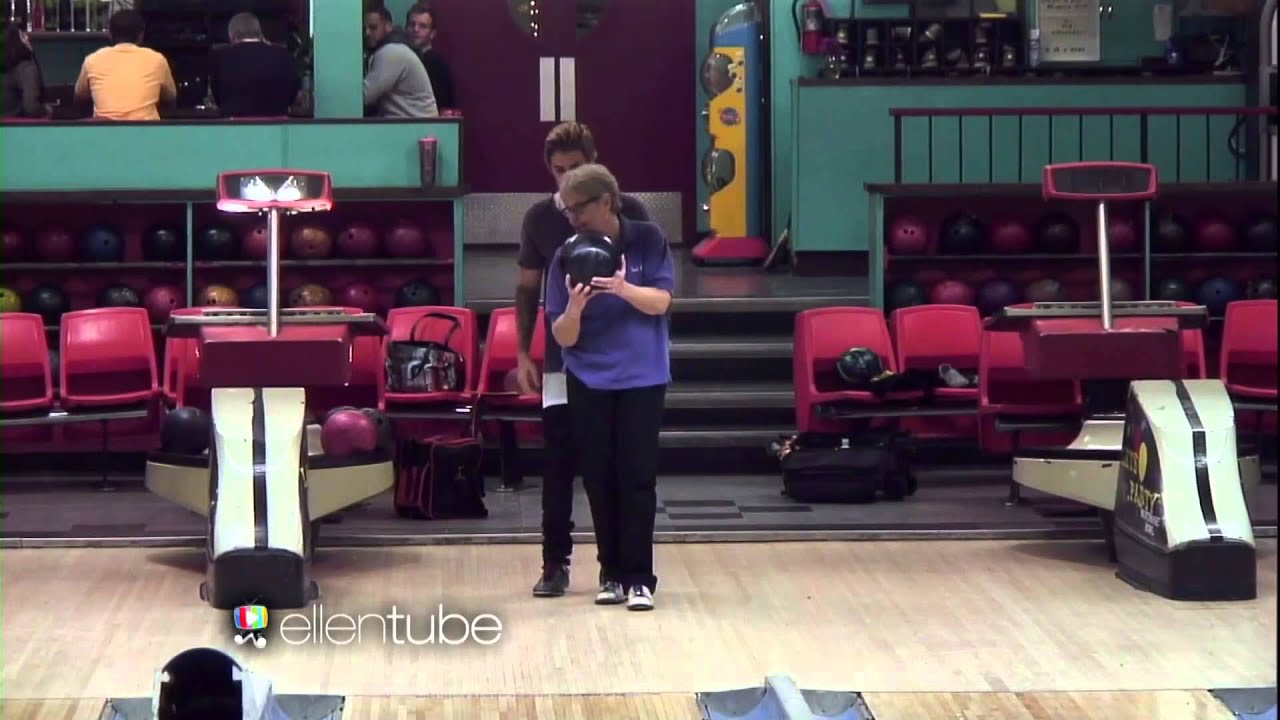 The Ellen DeGeneres Show: Justin Bieber aprende a jogar boliche [LEGENDADO]