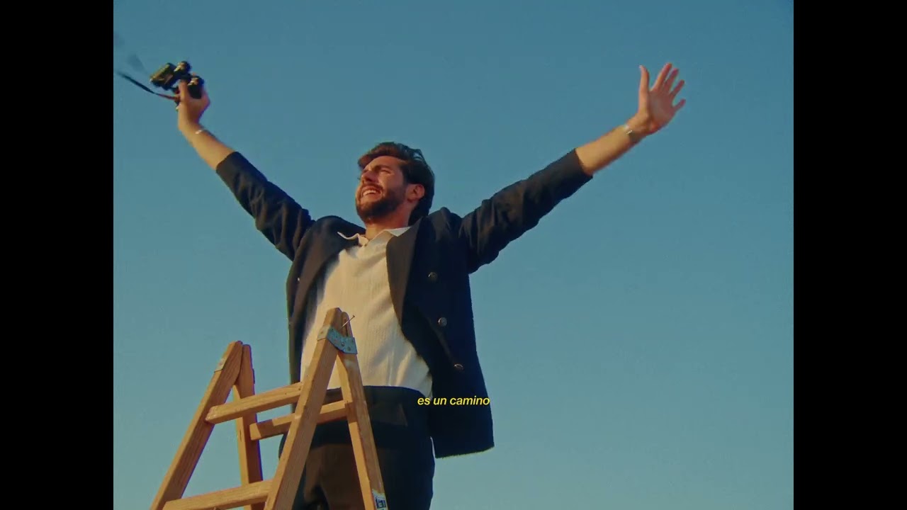 Alvaro Soler - Distancia (Official Visualizer)